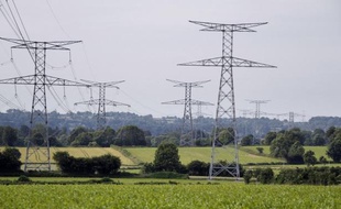 La facture des travaux à réaliser dans les prochaines décennies pour renforcer le réseau électrique à haute tension augmentera fortement si la France décide de mettre le paquet sur les énergies renouvelables, a prévenu mercredi RTE.