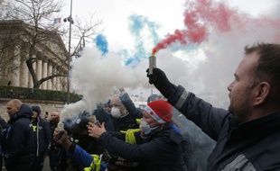 Desa mbulanciers en grève le 3 décembre 2018 devant l'Assemblée nationale à Paris