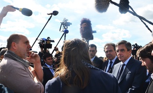 François Fillon discute avec les viticulteurs... pas avec les journalistes.