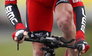 Un coureur de l'équipe BMC en course.