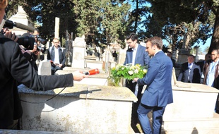 Emmanuel Macron s'est recueilli ce mardi sur la tombe de Roger Hanin en Algérie.