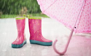 Illustration de bottes et parapluie.