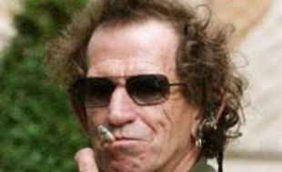 Le guitariste des Rolling Stones, Keith Richards, furieux d'avoir été éreinté par deux journaux suédois pour un concert au début du mois en Suède, exige maintenant des excuses, a rapporté mercredi la presse suédoise.