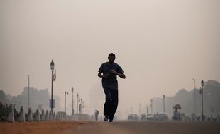Un joggeur dans les rues de New Delhi en plein pic de pollution.