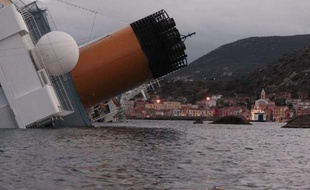 Après avoir heurté un rocher vendredi 13 janvier 2012 au large de la Toscane, le paquebot «Costa Concordia» s'est couché à près de 90 degrés.