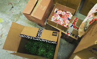Des décoration destinées à orner les vitrines de Noël