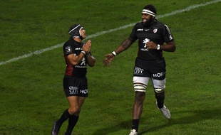 L'ailier Cheslin Kolbe (à gauche), félicité par Semi Kunatani, a inscrit le deuxième essai du Stade Toulousain contre Pau en Top 14, le 2 septembre 2017 au stade Ernest-Wallon.
