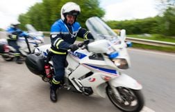 Il roule pendant 600 km avec 3,4 grammes et son fils de 9 ans à l’arrière