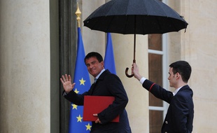 French Prime Minister Manuel Valls waves as he arrives the Elysee presidential palace for a meeting with the French president in Paris on August 25, 2014. French President Francois Hollande asked French Prime Minister Manuel Valls to form a new government following a much-criticised show of insubordination by the country's firebrand economy minister. A presidency statement said Valls had offered the resignation of his government -- a formality that allows him to form a new cabinet -- and the new line-up would be announced on August 26. AFP PHOTO / DOMINIQUE FAGET