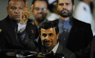 Le président iranien Mahmoud Ahmadinejad visite mercredi Cuba, troisième étape d'une tournée latino-américaine effectuée dans un contexte de tensions croissantes avec l'Occident autour de son programme atomique, le jour de l'assassinat à Téhéran d'un ingénieur nucléaire.