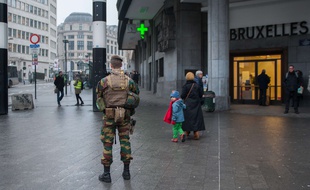 Depuis le 22 mars 2016, quotidiennement les militaires belges patrouillent dans les transports publics brusselois, ainsi que dans les espaces publics les plus frequentes tel que la gare centrale, la place de la Bourse ou bien De Brouckere, le 8 Fevrier 2017, a Bruxelles.