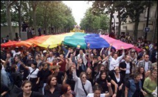 Les organisateurs de la "Marche des fiertés lesbiennes, gaies, bi et trans" attendent plus d'un demi-million de personnes, à Paris samedi après-midi, pour une Gay Pride à la tonalité "très politique", sur le thème de "l'égalité en 2007".