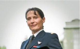 A 46 ans, elle commande une base de 2 800 personnes.