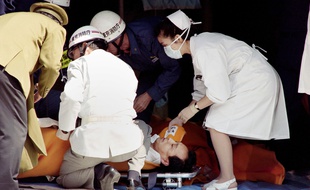 Un passager du métro de Tokyo soigné après l'attaque au gaz sarin, le 20 mars 1995.