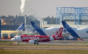 La compagnie malaisienne à bas prix AirAsia X a annoncé mercredi une commande de 25 Airbus long-courriers A330-300 d'une valeur de près de 6 milliards de dollars au prix catalogue.