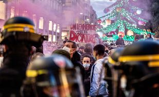 Lors d'une manifestation contre la Loi de sécurité globale, à Toulouse.