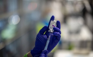 Une dose d'AstraZeneca pendant une vaccination à Madrid en Espagne.