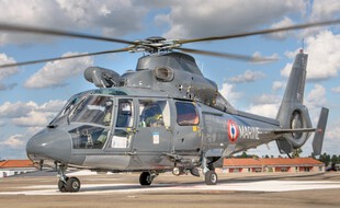 Un hélicoptère Dauphin de la Marine Nationale.