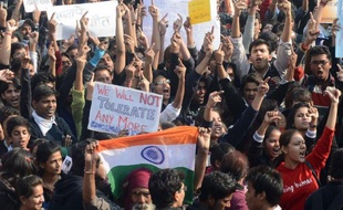 Le gouvernement indien pourrait envisager la peine de mort pour certains cas de viol, a déclaré samedi le ministre de l'Intérieur Sushil Kumar Shinde alors que la police a dû faire usage de gaz lacrymogènes pour disperser des manifestants protestant contre le viol collectif d'une étudiante dans un autobus à New Delhi.