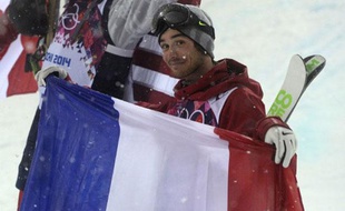 Kevin Rolland fête sa médaille de bronze, le 18 février 2014 à Sotchi.