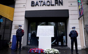Deux policiers devant le Bataclan, où 90 personnes ont trouvé la mort le 13 novembre 2015