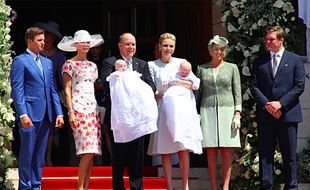 Le prince Albert-II de Monaco, la princesse Charlène, les jumeaux et leur parrain et marraine respectifs.