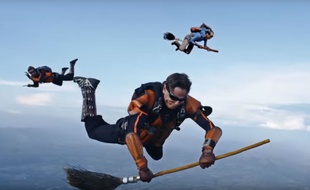 Une équipe de parachutistes professionnels a joué une partie de Quidditch en plein ciel.
