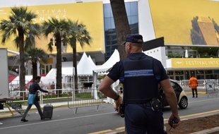 Un policier sur la Croisette lors du 69e Festival de Cannes en mai 2016