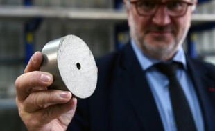 Le chef du Management de la société McPhy Energy, Pascal Mauberger, tient dans la main une galette métallique, le 6 novembre 2015 à La Motte-Fanjas dans le sud-est