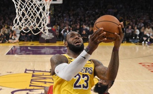 LeBron James face aux Rockets