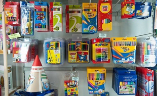 Fournitures scolaires dans une papeterie (illustration).