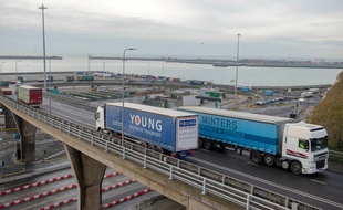 Trafic routier dans un port du Kent, de l'autre côté du détroit du Pas de Calais.