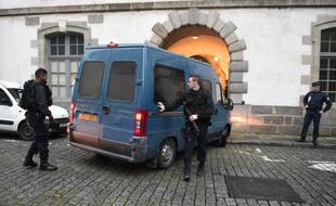 Un fourgon devant le palais de justice de Rennes.