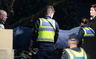 Des policiers australiens devant l'appartement-hôtel de la banlieue de Melbourne où a eu lieu une prise d'otage revendiquée par Daesh, le 6 juin 2017.