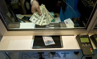 L'euro baissait face au dollar jeudi, dans un marché prudent avant les décisions de politique monétaire en zone euro et au Royaume-Uni, avec des craintes d'une intervention en Syrie toujours en toile de fond.