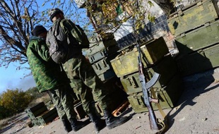 Des séparatistes pro-russes préparent des obus de mortiers près de l'aéroport international de Donetsk, le 9 octobre 2014