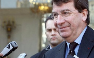 Le ministre de l'Education, Xavier Darcos, a clôturé samedi dans une ambiance houleuse une journée de débats sur la réforme du lycée et la vie lycéenne qui a réuni dans l'Essonne 600 représentants lycéens nouvellement élus, a constaté un journaliste de l'AFP.