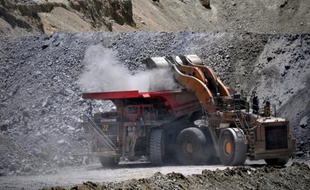 La compagnie minière publique chilienne Codelco, plus importante productrice de cuivre au monde, a annoncé jeudi une perte nette de 1,3 milliard de dollars en 2015 liée à des dépréciations d'actifs et à la chute des cours du métal rouge