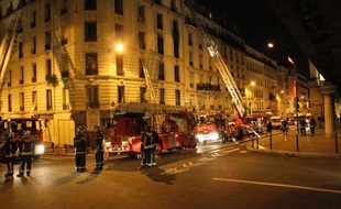Le tribunal correctionnel de Paris a condamné jeudi à 60.000 euros d'amendes et à des centaines de milliers d'euros de dommages et intérêts une association et une entreprise en bâtiment pour l'incendie en 2005 d'un immeuble parisien vétuste, qui avait fait 17 morts dont 14 enfants.