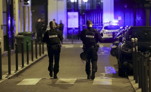 Deux policiers en patrouille dans le 2e arrondissement de Paris, samedi 12 mai 2018.