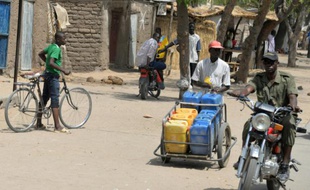 Des habitants dans la rue à Waza, dans le nord du Cameroun, le 17 février 2015