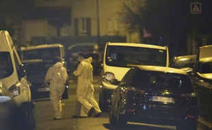 Des experts de la police lors d'une perquisition le 24 mars 2016 dans un appartement à Argenteuil