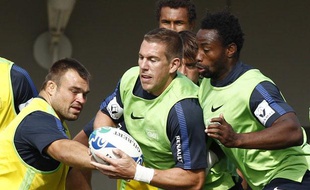 Imanol Harinordoquy ballon en mains lors d'un entraînement du XV de France, le 8 août 2011 à Marcoussis.