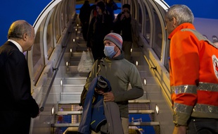 Laurent Fabius accueille les rapatriés français du Népal le 30 avril 2015 à Roissy.