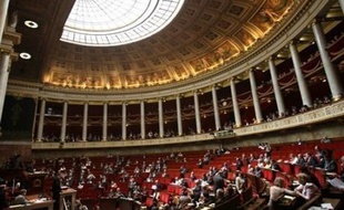 L'Assemblée nationale a adopté mercredi en fin de journée le projet de loi controversé qui impose l'accueil à l'école des enfants de maternelle et de primaire, en cas de grève ou d'absence "imprévisible" d'un professeur qui n'aurait pu être remplacé.