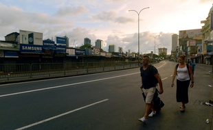 Des touristes marchent sur le bord de la route à Colombo après le couvre-feu décrété au Sri Lanka, le 21 avril 2019.