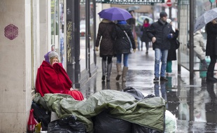 Paris le 27 janvier 2013. SDF Sans Domicile Fixe sans abris entoure de poubelle. Femme a la rue.