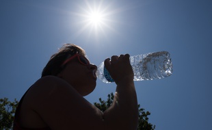 Une femme boit alors que la chaleur est caniculaire à Nantes le 30 juin 2015.
Credit:SEBASTIEN SALOM-GOMIS/SIPA/