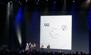 Tim Cook, le PDG d'Apple, et le groupe U2 sur la scène du Flint Center de Cupertino pour le lancement de l'Apple Watch et des iPhones 6 et 6 Plus.