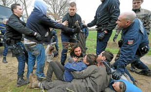Des manifestants se sont interposés hier pour tenter d'empêcher les visites du juge.